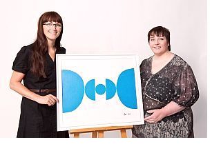 Dr. Sina Br�bach-Schlickum (li.) und Bettina Zastrow mit Bild 'Family Secrets'